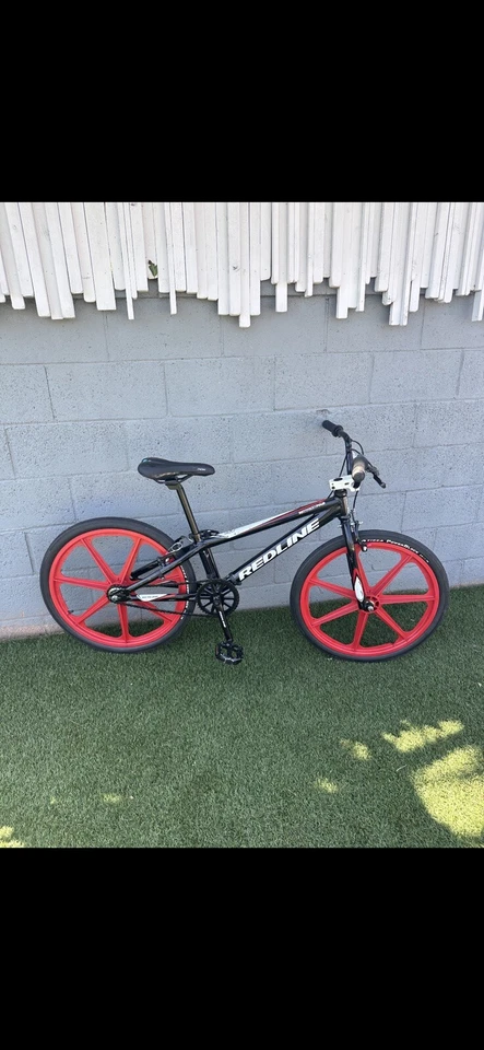 Bicicleta Redline BMX MX24 24" con cargadores Skyway rojos Foto 2 de 4
