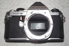 PENTAX ME SUPER 35MM SLR CAMERA WITH 35-200MM F3.8-5.3 MACRO ZOOM LENS