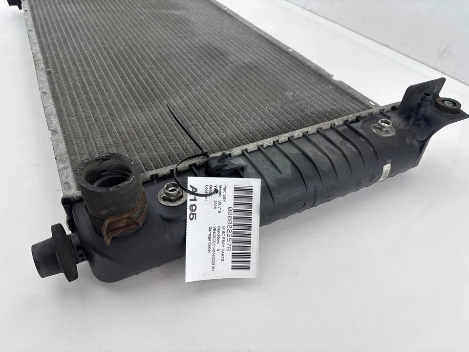 Оригинальный радиатор в сборе для Chevrolet Silverado 1500 4,3 л 2005-2013 годов выпуска - Изображение 4 из 4