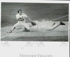 1988 Press Photo Scott Dawson misses tagging Mike Vogel at third base