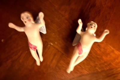 2 Anges angelots porcelaine biscuit polychrome - Photo 1/4