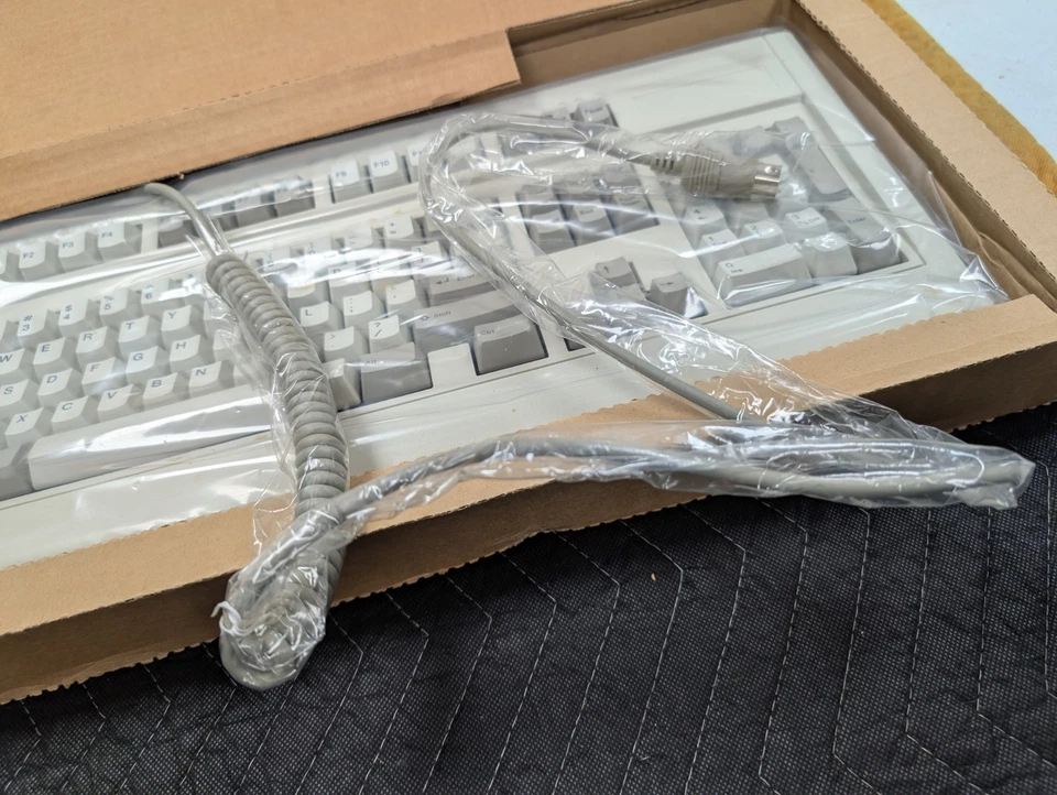 VINTAGE Fujitsu FKB4700 AT Mechanical 5-Pin DIN Keyboard (N860-4720-T101) - Image 3 of 4