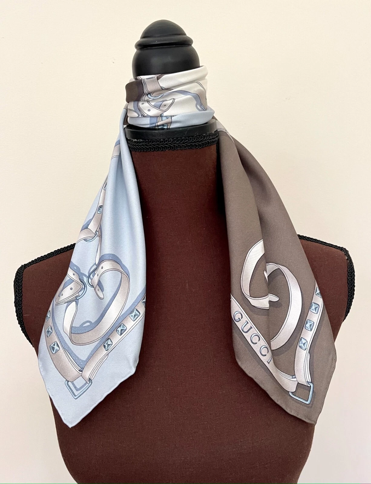 Présentoir # 4 Unisexe Gucci Silk Wrap GG Logo Bretelles Chaînes Marron Bleu Écharpe