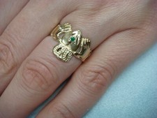 14 KT GOLD LADIES IRISH CLADDAGH RING WITH GENUINE EMERALD SIZE 5,3.3 GRAMS
