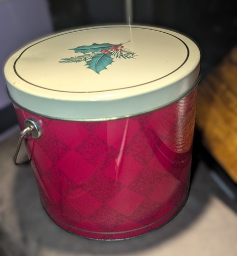 🎄 “Tin-gle All the Way!” – Vintage Holly & Berry Christmas Bucket Tin (2001) - Picture 2 of 9
