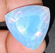 Pierre précieuse en vrac taillée extrêmement trillion d'opale de feu bleue...