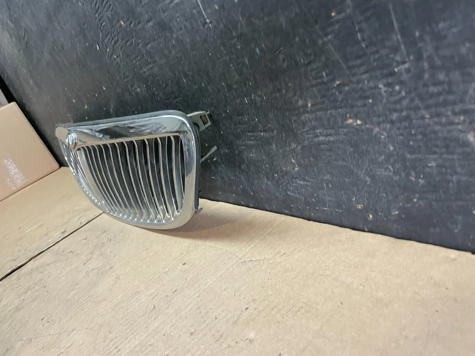 2000 to 2001 Infiniti i30 Front Upper Grill Grille OEM N5502 PS - Image 2 of 4