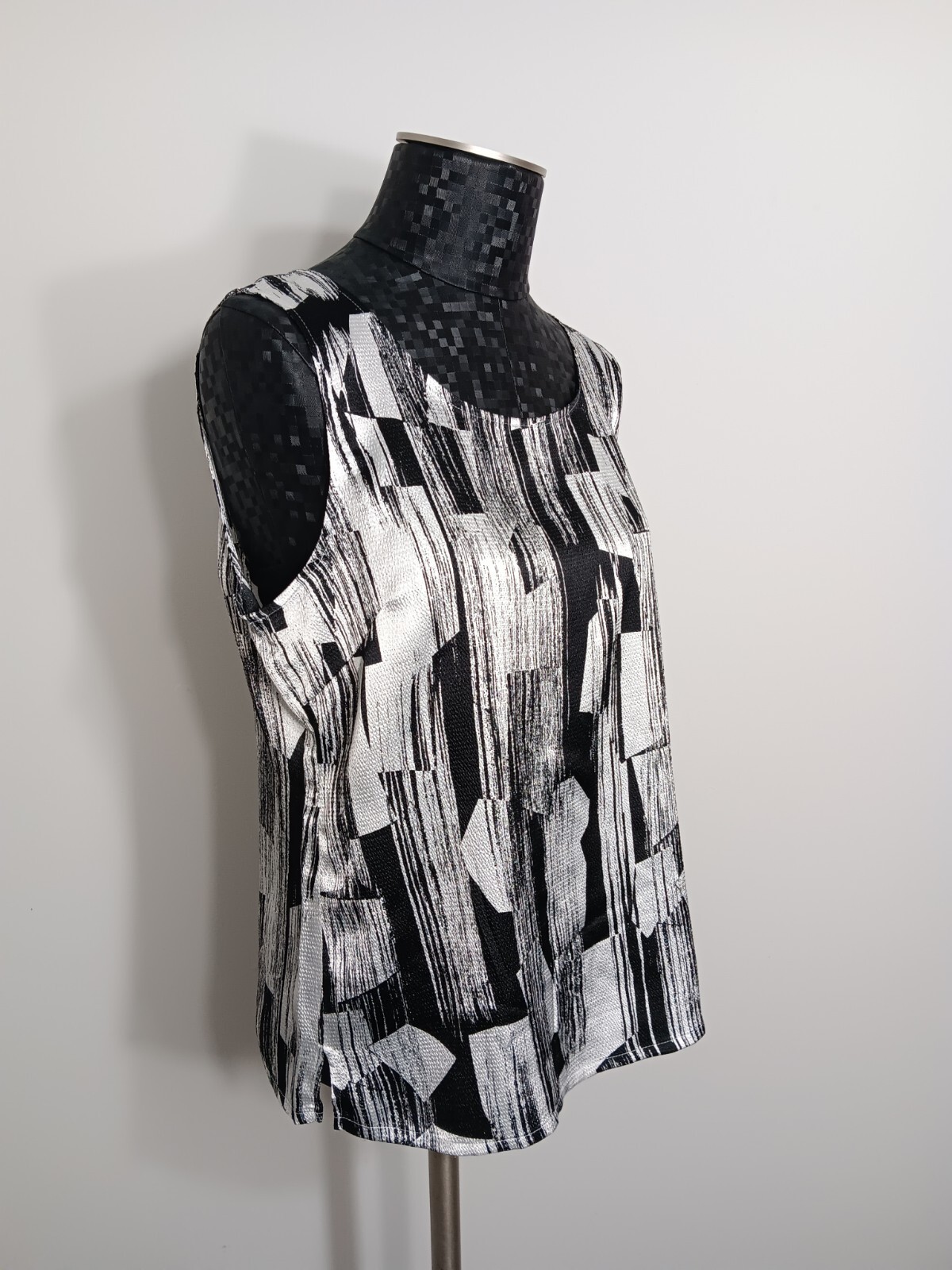 Rafael Size Medium Black & White Abstract Print T… - image 3