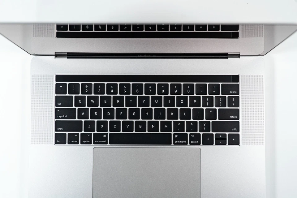 Apple MacBook Pro 2016 15 pulgadas i7 2,9 GHz 16 GB RAM 512 GB SSD | Radeon Pro 460 Foto 3 de 4