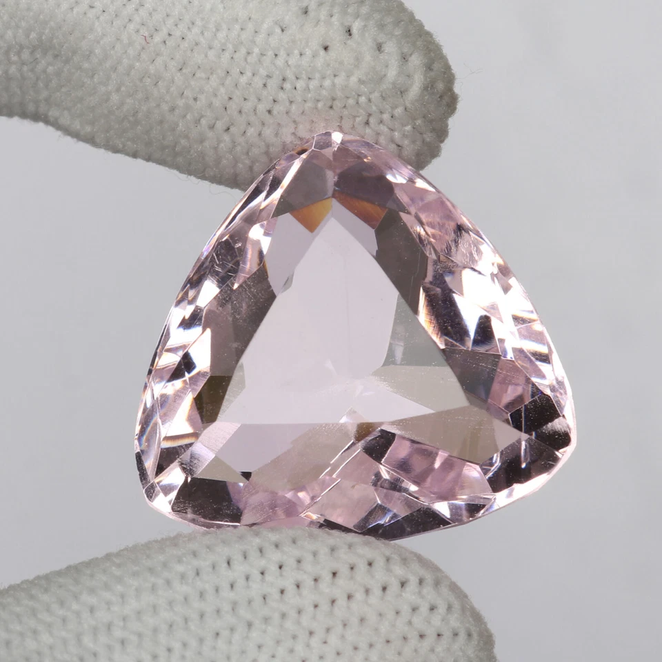 Hidrotermal rosa claro 135 quilates corte trillón topacio creado en laboratorio para joyeros Foto 4 de 4