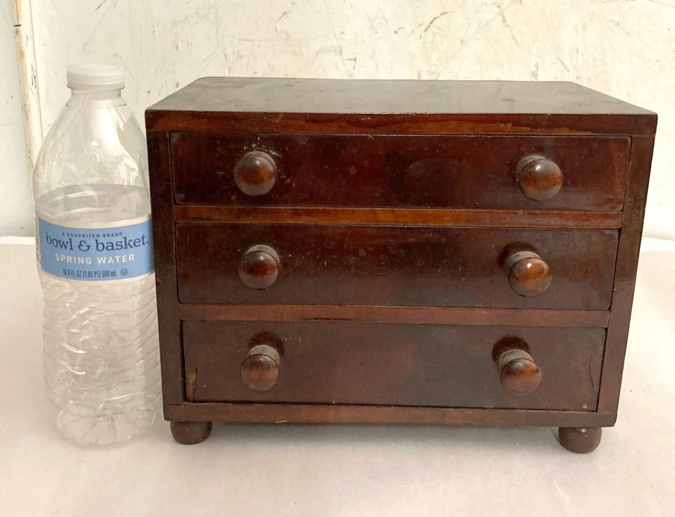 Cómoda antigua miniatura americana 3 cajones chapa de caoba Foto 2 de 4