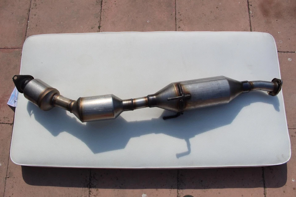 TOYOTA AURIS 1.8 HYBRID 2012-2020 CATALYTIC CONVERTER With Sensor And Free 🚚 - Image 2 of 4