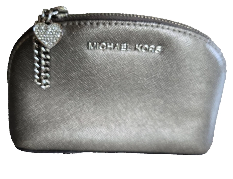 Bolso pequeño Michael Kors novedad de viaje de cuero plateado Foto 2 de 4