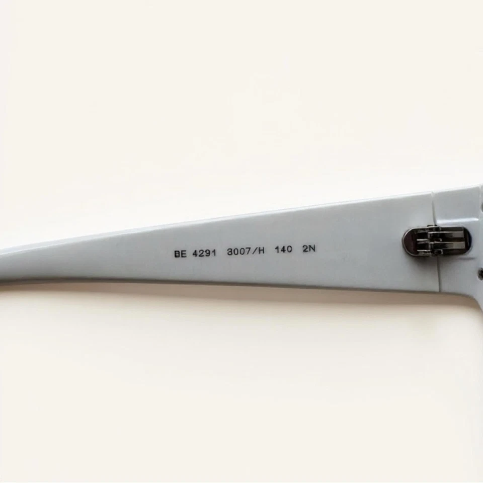 NUEVO Burberry Logo Holograma Escudo Marco Ancho Blanco Gris Gafas de Sol Tonos BE4291 Foto 4 de 4