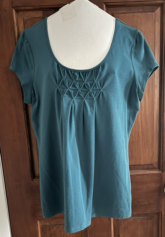 FASHION BUG Women's Smocked Front Aqua Size M Tee Shirt T shirt PreOwned Excelnt