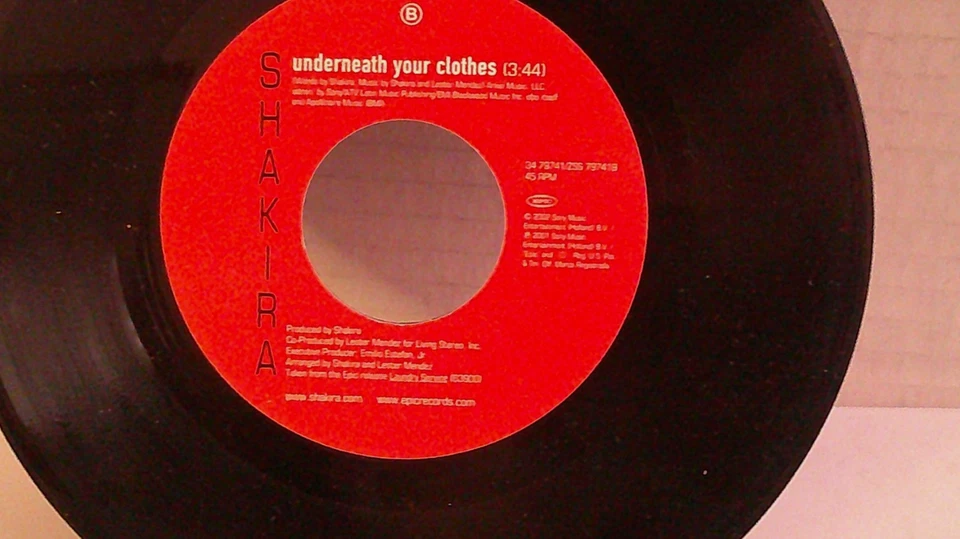 Шакира, Epic, «Под вашей одеждой» США, 7 «45, 2002 R&B/латинская классика, новый РЕДКАЯ - Изображение 2 из 2