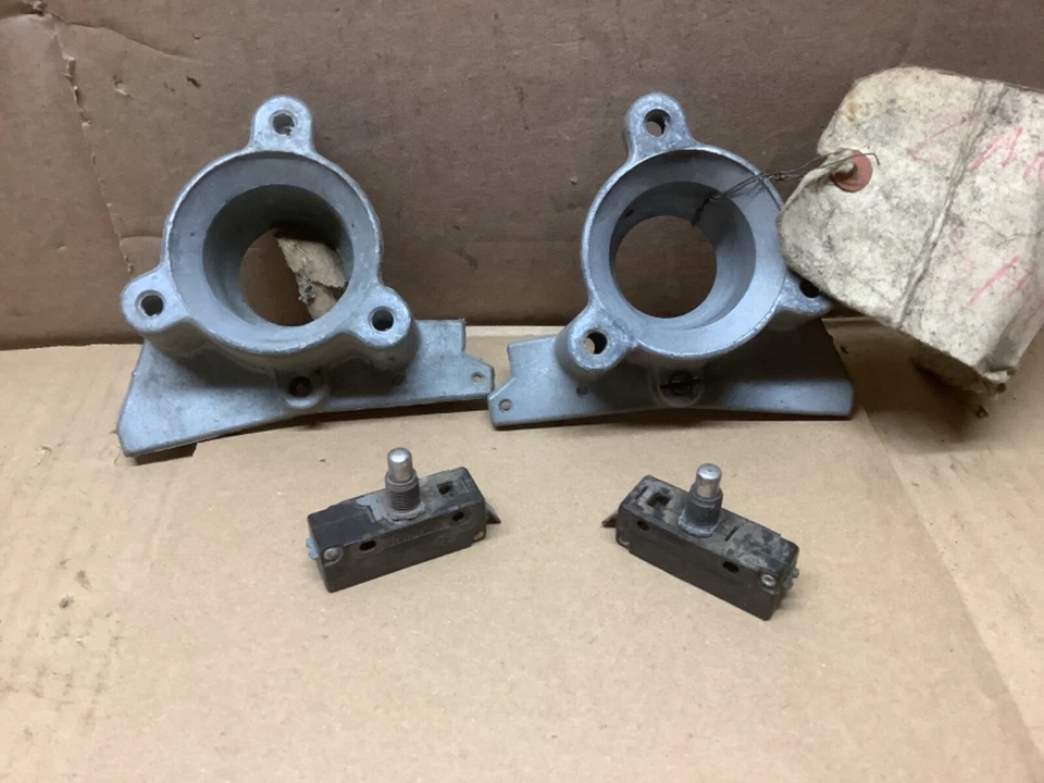 NOS 63-67 C2 Corvette LH RH Inner Headlight Pivot Cup Supports 3825355 3825356 - Image 3 of 3