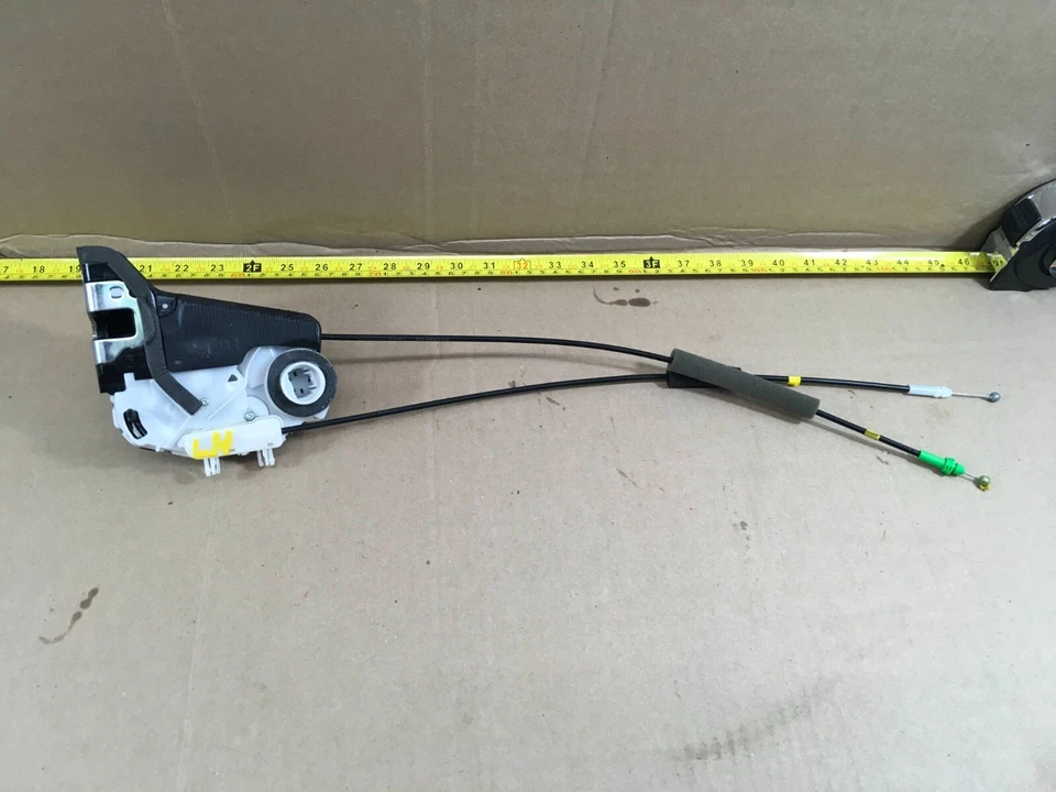 Cerradura puerta trasera izquierda Toyota Prius Prime 2017-2022 60408 Q51-14120 OEM. Foto 3 de 4