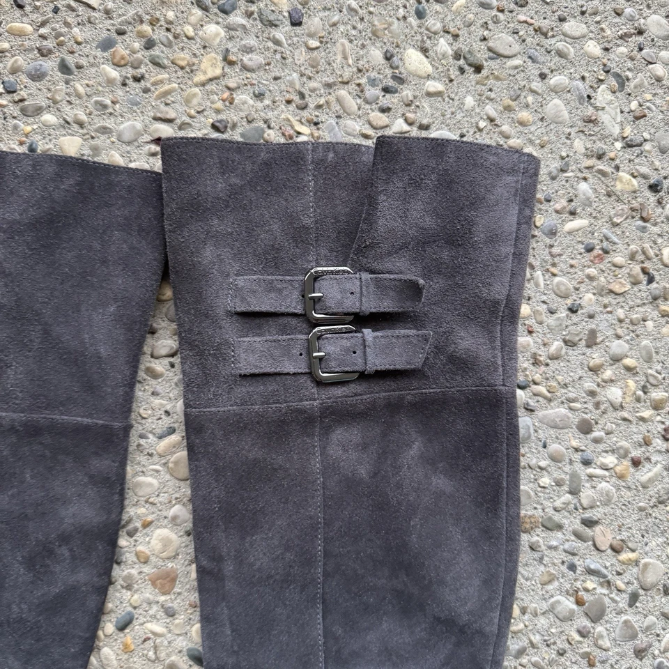 Botas para mujer Calvin Klein Michelle 7,5 gris gamuza sobre la rodilla hebilla plana E7185 Foto 2 de 4