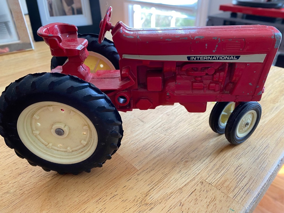 INTERNATIONAL VINTAGE ERTL RED TRACTOR METAL MADE IN USA TOY 8