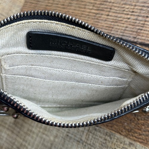 Cartera sin asas Michael Kors negra de cuero suave con cremallera continental detalles metálicos - Imagen 7 de 15