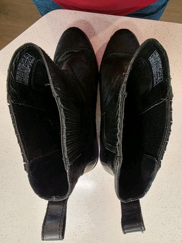 UGG Australia "Camden" Damengröße 12 schwarz exotisches Rindsleder Stiefel mit Blockabsatz - Bild 5 von 7