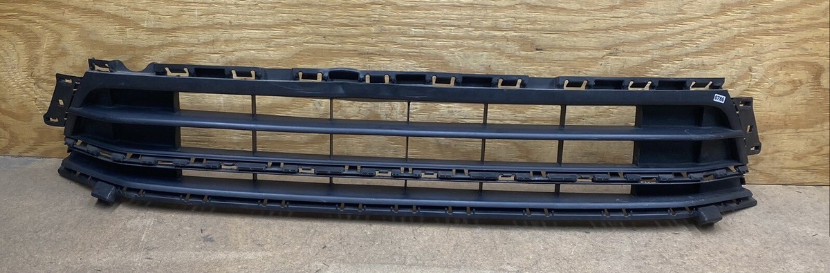 Y1160 gfc GN7-200 Gloss BBST QM アウトレット 2015-2017 Volkswagen Jetta Front Bumper Lower Grille OEM