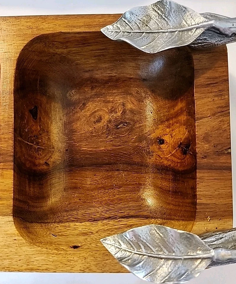 Bandeja para servir vintage Pier 1 Imports de teca seccionada con asas de hoja plateada 18" L  Foto 3 de 4