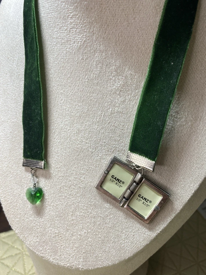 Gargantilla de terciopelo vintage TODA - vidrio corazón verde gótico y ornamentado. 14 pulgadas de largo. Foto 4 de 4
