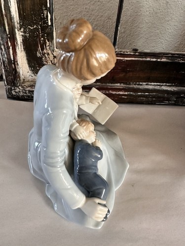 A Mothers Touch Porcelain Figurine Mothers Day 1984 AVON Mom Children VTG Figure - Picture 6 of 8