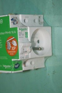 Lot prise modulaire 16776 + disjoncteur c16 R9PFC616 SCHNEIDER