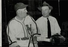 Press Photo Donie Bush and Bill Burwell have a chat - afa00979