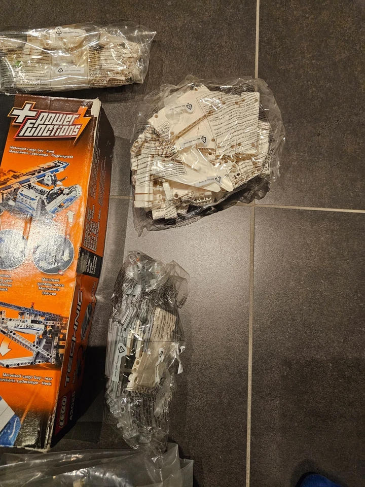 LEGO Technic #42025 Avión de carga - Con instrucciones y hoja de pegatinas... - Imagen 4 de 4