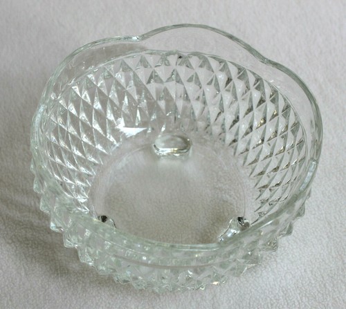 VINTAGE INDIANA GLASS CRYSTAL BOWL DIAMOND POINT SCALLOPED 3 TOED FOOTED MINT - Picture 2 of 4