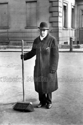 tgg-35 Sozialgeschichte, Straßenkehrmaschine mit Besen, London. Foto