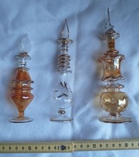 3 ägyptische PARFÜMFLASCHEN aus farbigem Glas mit orig.Deckel, 12-18 cm hoch