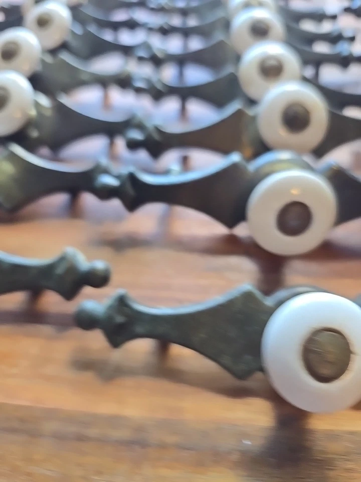 Lote De Colección De 27 Tiradores De Gabinete Porcelana Latón Blanco 1978 Foto 2 de 4