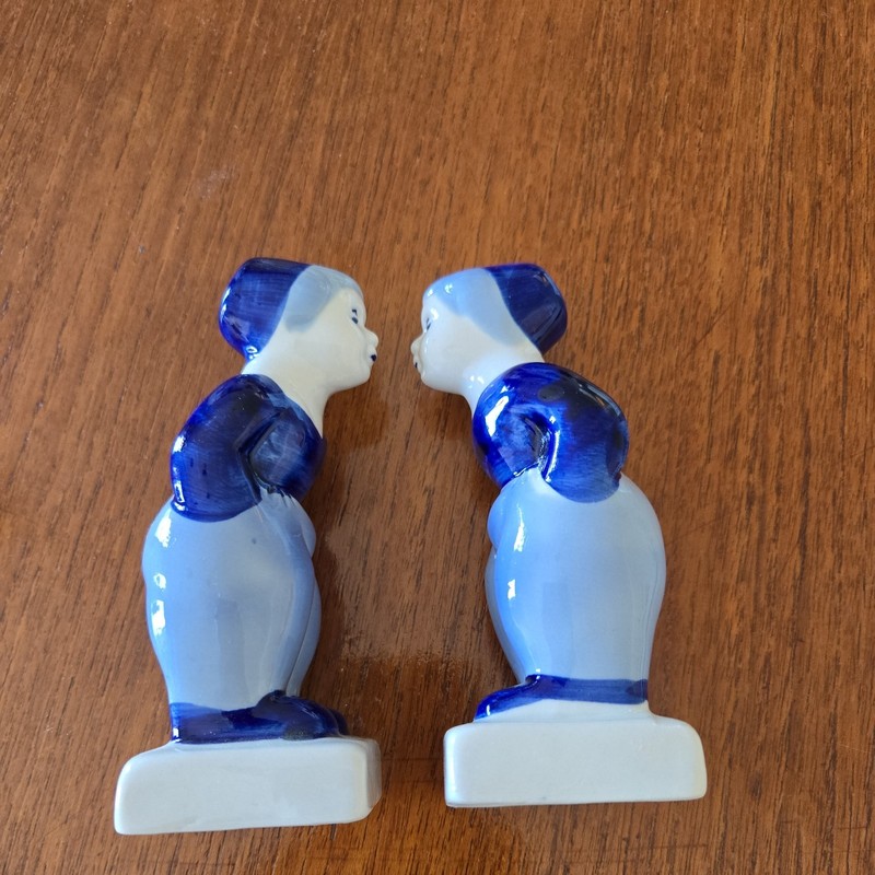 Delft Blue salt shakers two boy figurines kissing