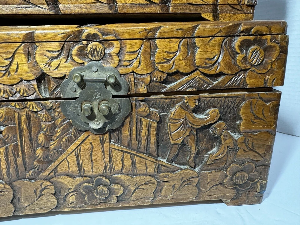 古董中国樟脑木箱嵌套深雕刻盖嵌套双尾 — 第 2/4 张图片