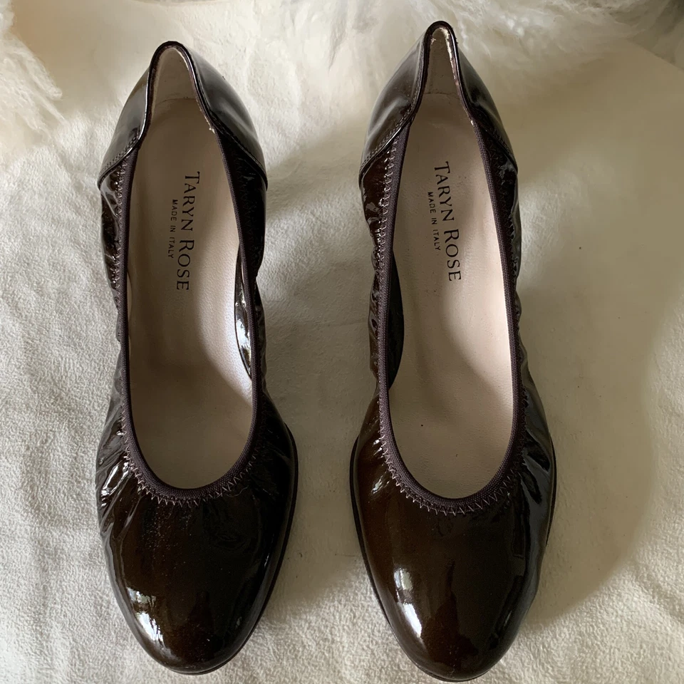 Zapatos de salón Taryn Rose hechos en Italia $395 marrón charol tallas Foto 3 de 4