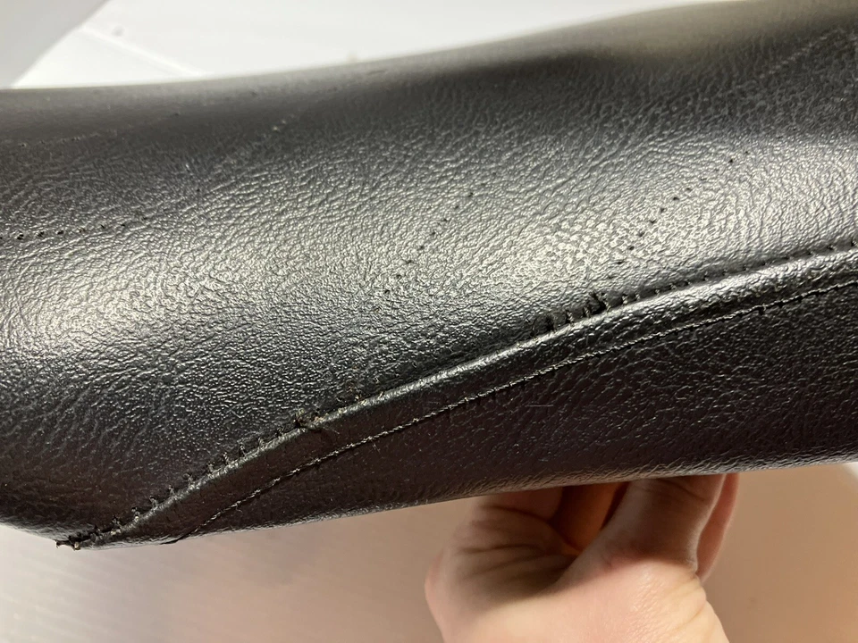 Сиденье переднее 1997 Suzuki GSXR 750 (имеет разрыв и износ на швах) (OEM) - Изображение 4 из 4