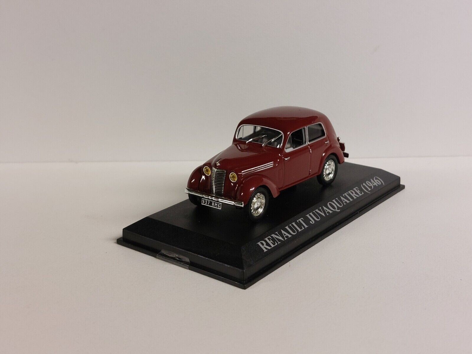 Voiture ancienne Renault Juvaquatre 1946 pour décoration de bureau rétro
