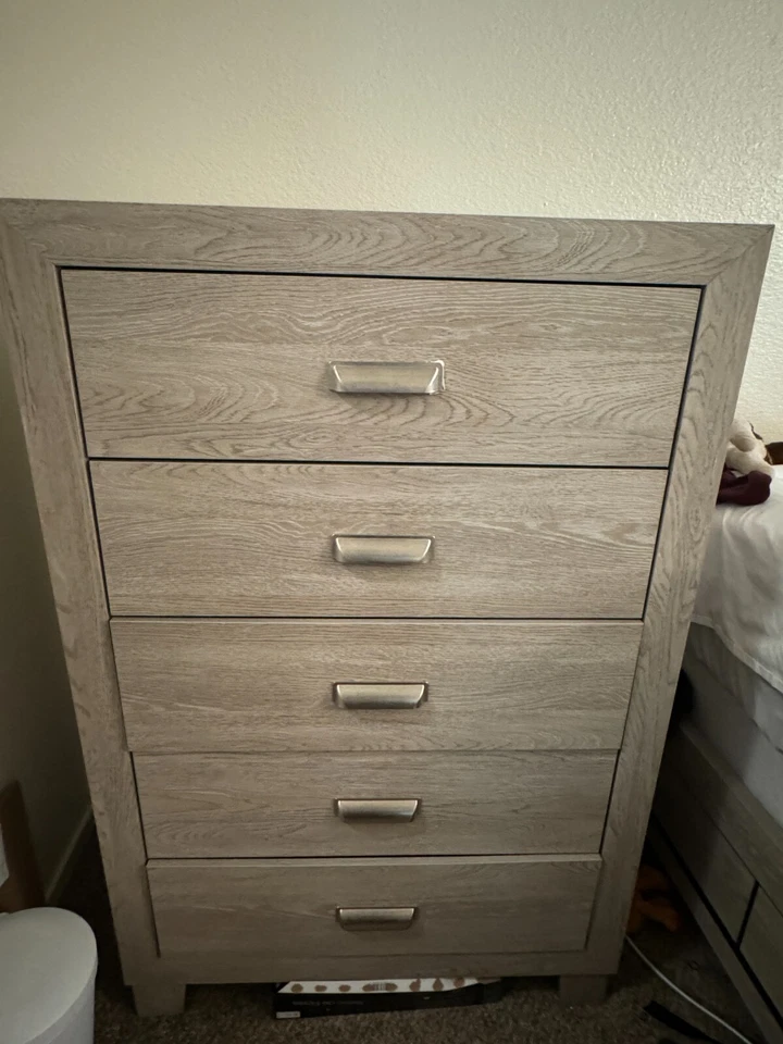 Conjunto de móveis com cabeceira, estrutura de cama, colchão, cômoda e mesa de cabeceira - Imagem 4 de 4