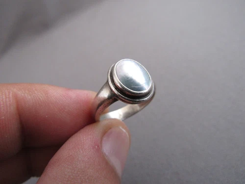 VINTAGE STERLING OVAL SILVER SHEEN PEARL INLAY RING SIZE 5.75