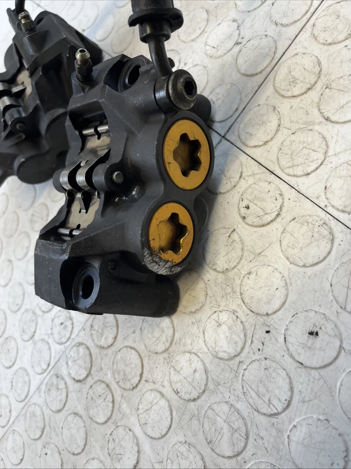 Juego de pinzas de freno delanteras Yamaha YZF - R6R 2006 - 2007 par OEM Foto 2 de 4