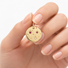 Colgante estrellado de diamantes y rubíes de oro amarillo de 14K