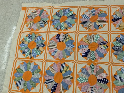 "Colcha vintage Dresden Plate cosida a mano sin terminar 60"" X 72"" aprox" - Imagen 6 de 9