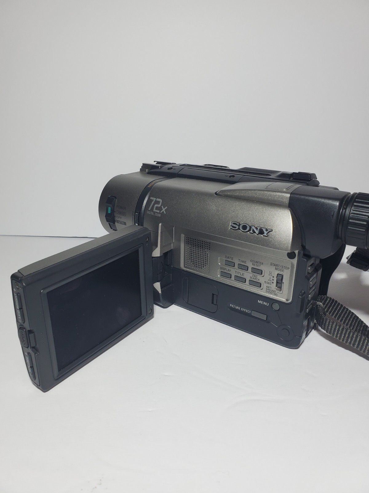 Sony Handycam Video Camera CCDTRV85 8mm Hi8 Camcorder Bundle Case