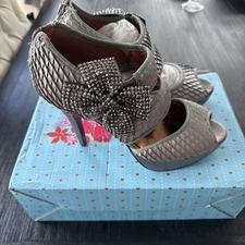 Poetic License Mistletoe Kisses Women’s High Heel Shoe Size 8 Brand New w/ Box