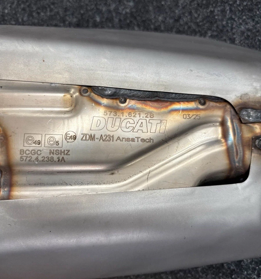 Tapón de escape Ducati Panigale V4s 2025 - Imagen 2 de 3